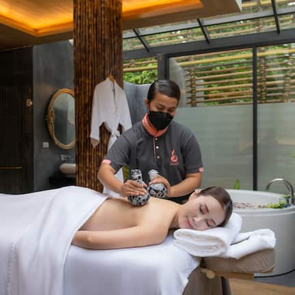 Couples treatment rooms, hot tub, body treatments, aromatherapy