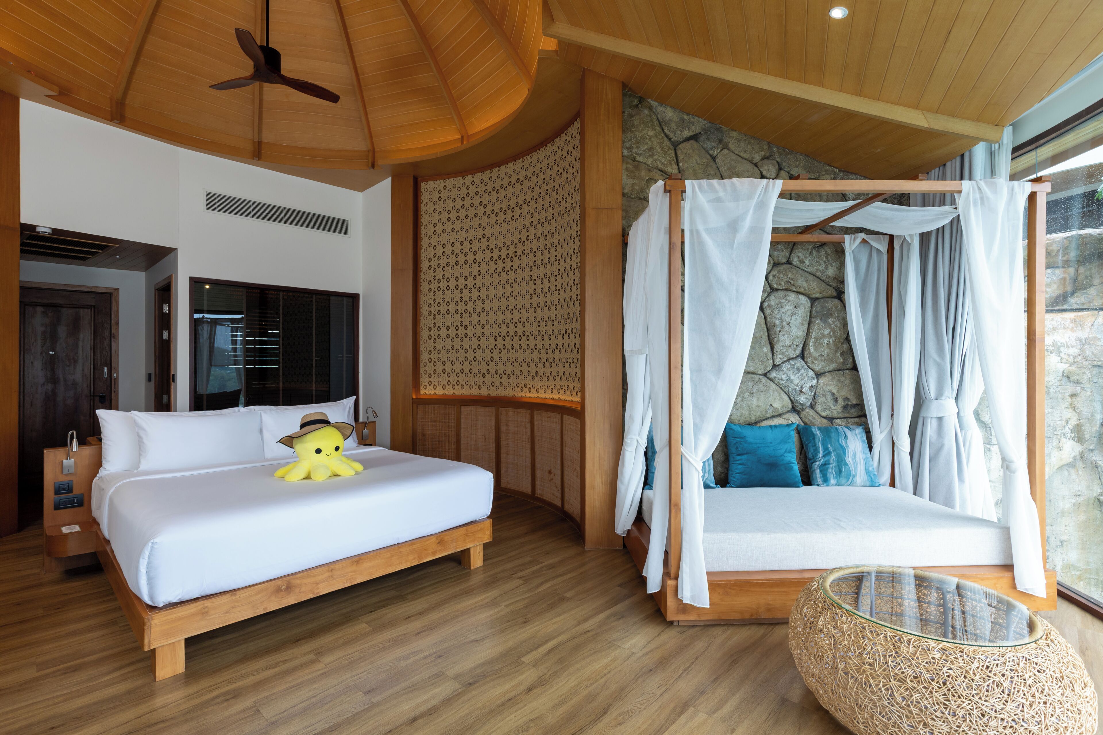 Duplex Pool Villa Type B | Área de sala de estar | Televisión de pantalla plana de 50 pulgadas con canales vía satélite 