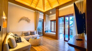 Villa Premium (Sky Pool Villa) | Área de sala de estar | Televisión de pantalla plana de 50 pulgadas con canales vía satélite 