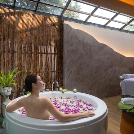 Couples treatment rooms, hot tub, body treatments, aromatherapy