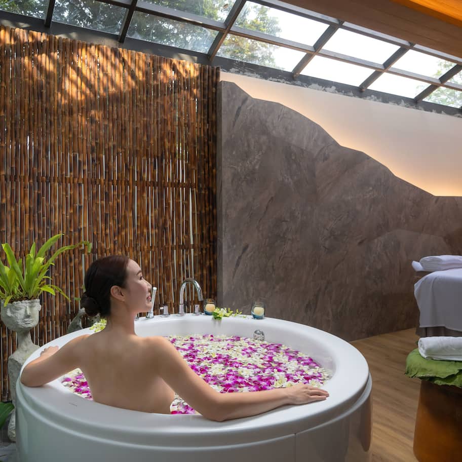 Couples treatment rooms, hot tub, body treatments, aromatherapy