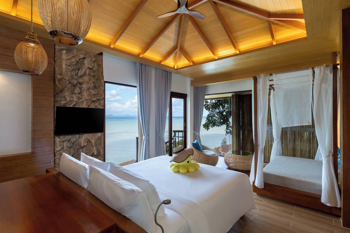 Premium bedding, in-room safe, desk, laptop workspace