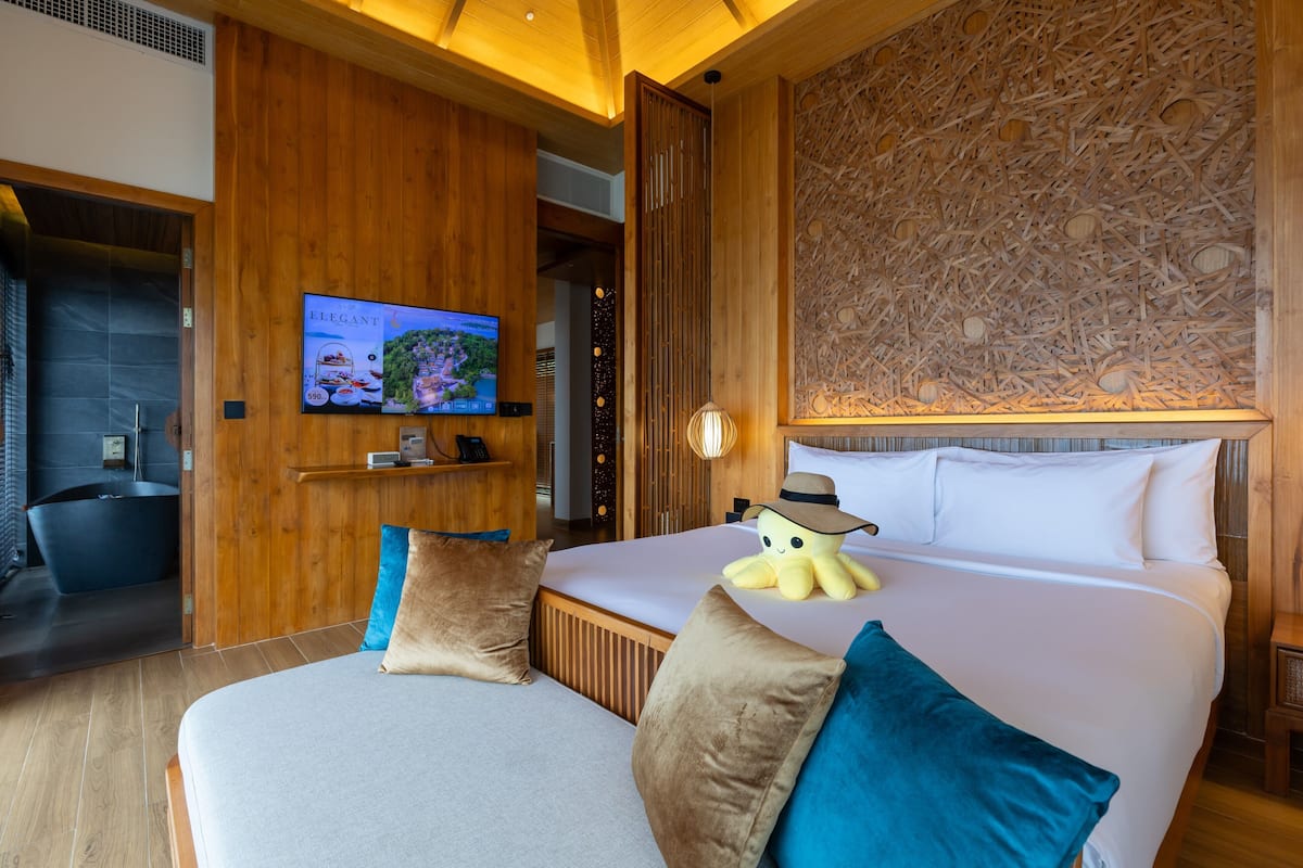 Sky Pool Villa | Premium bedding, in-room safe, desk, laptop workspace