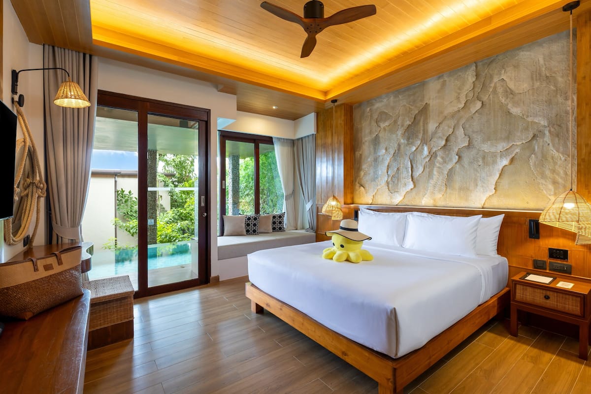 Studio Pool Villa King bed | Premium bedding, in-room safe, desk, laptop workspace