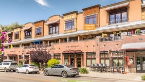 Un conjunto de casas adosadas con terraza y un restaurante.