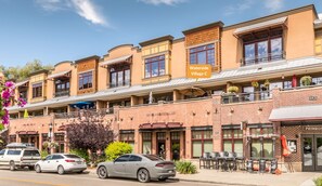 Un conjunto de casas adosadas con terraza y un restaurante.