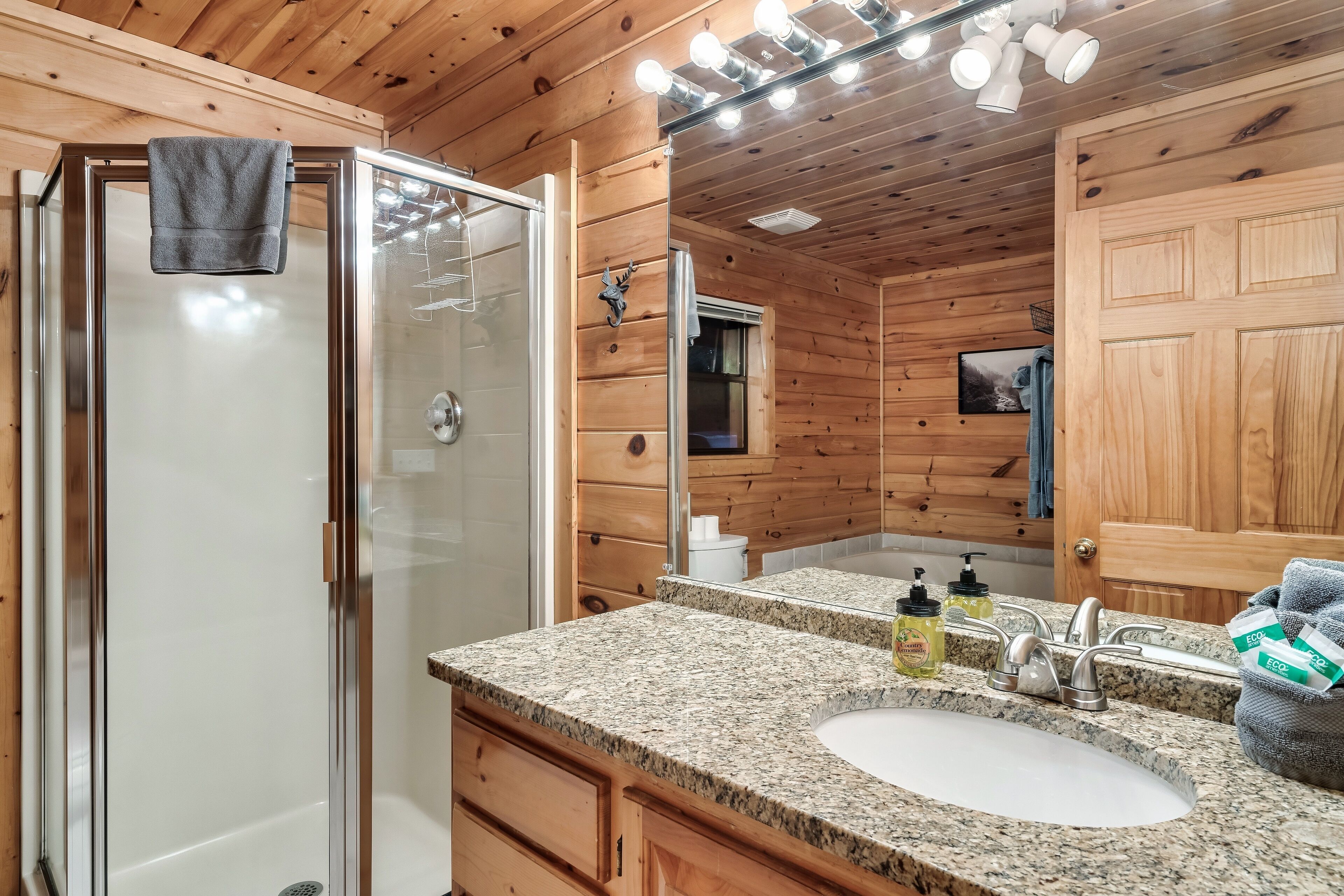 Combined shower/tub, jetted tub, hair dryer, towels