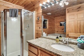 Combined shower/tub, jetted tub, hair dryer, towels