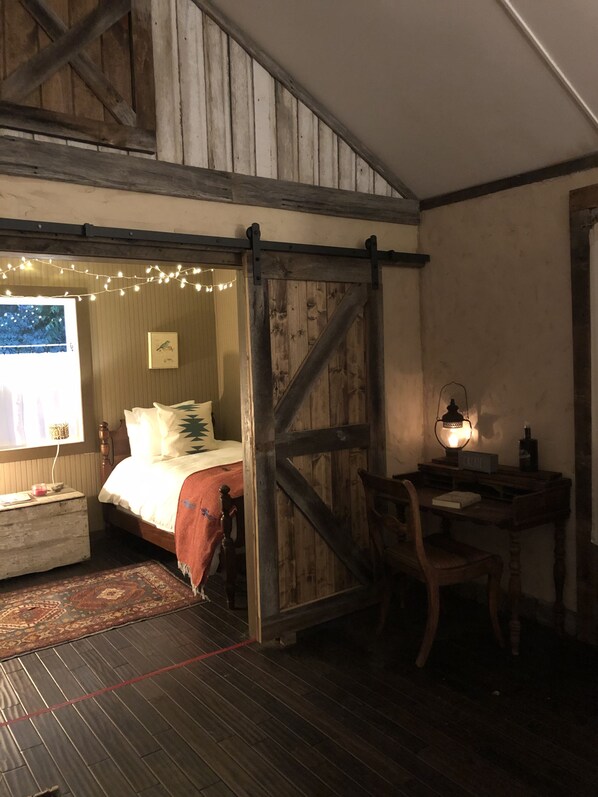 2 bedrooms, internet, bed sheets