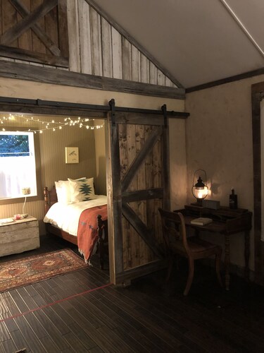 "No wifi no problem" 1910 Renovated Bunkhouse