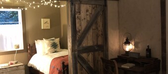 "No wifi no problem" 1910 Renovated Bunkhouse