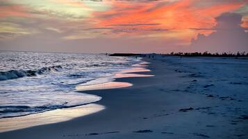 Sur la plage, chaise longue, serviettes de plage
