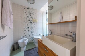 Dusche, Haartrockner, Bidet, Handtücher