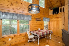 Dining - Mountain Time - Hot Tub (Blue Ridge)