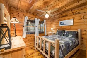 3 bedrooms, iron/ironing board, WiFi, bed sheets - Mountain Time - Hot Tub (Blue Ridge)