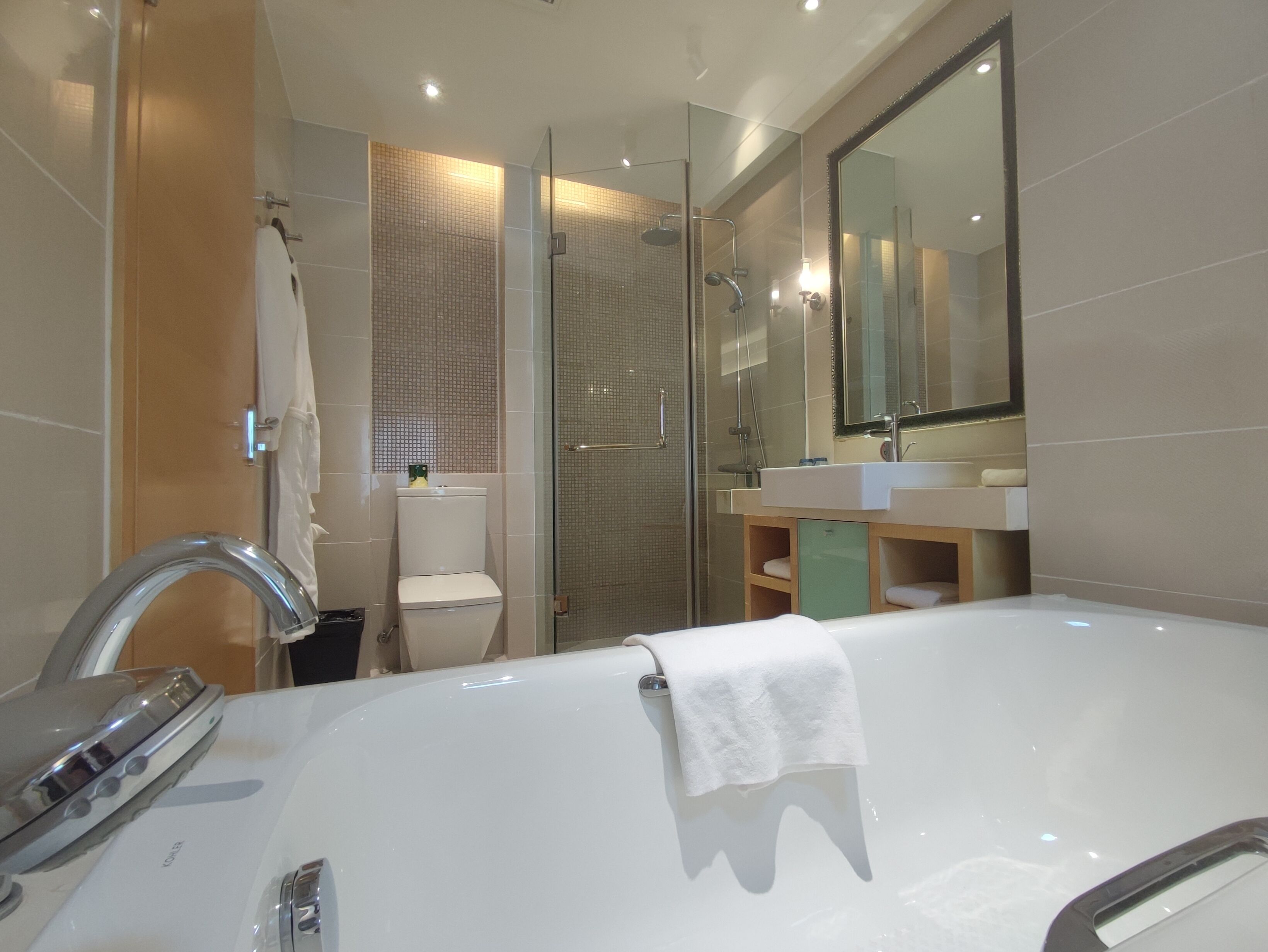 Executive-Apartment, 1 Queen-Bett, Gartenblick | Badezimmer | Badewanne und Dusche (separat), Regendusche, Haartrockner, Bademäntel