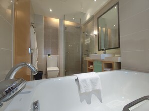 Executive appartement, 1 queensize bed, uitzicht op tuin | Badkamer | Een aparte badkuip en douche, een regendouche, een haardroger, badjassen