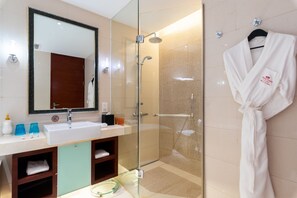 Separate tub and shower, rainfall showerhead, hair dryer, bathrobes - Tianjin Crown International Apartments (Tianjin)