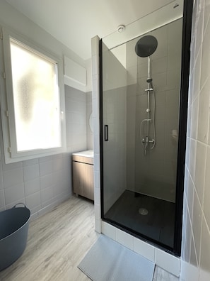 Douche, séchoir à cheveux, serviettes fournies, papier de toilette