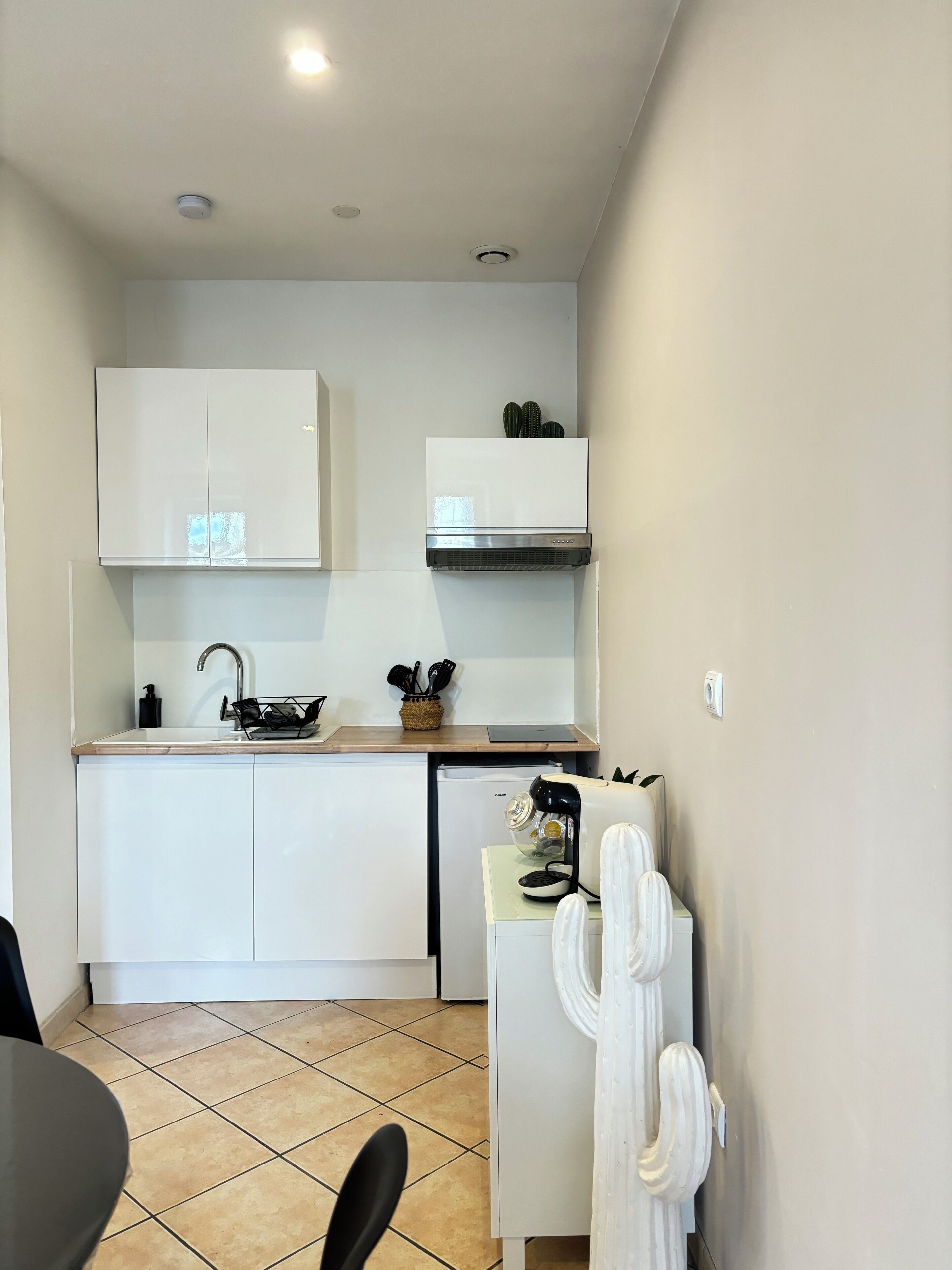 Een koelkast, een microgolfoven, een kookplaat