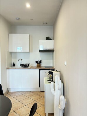 Fridge, microwave, stovetop, coffee/tea maker