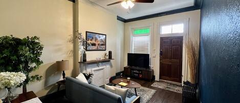 TV connectée, espaces bureaux, écrans d'ordinateur