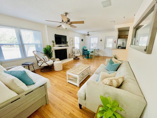 TV connectée, cheminée, jeux vidéo, lecteur de DVD