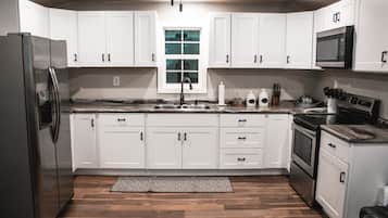 冰箱、微波炉、烤箱、炉灶