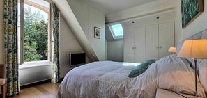 4 chambres, bureau, fer et planche à repasser, lit parapluie