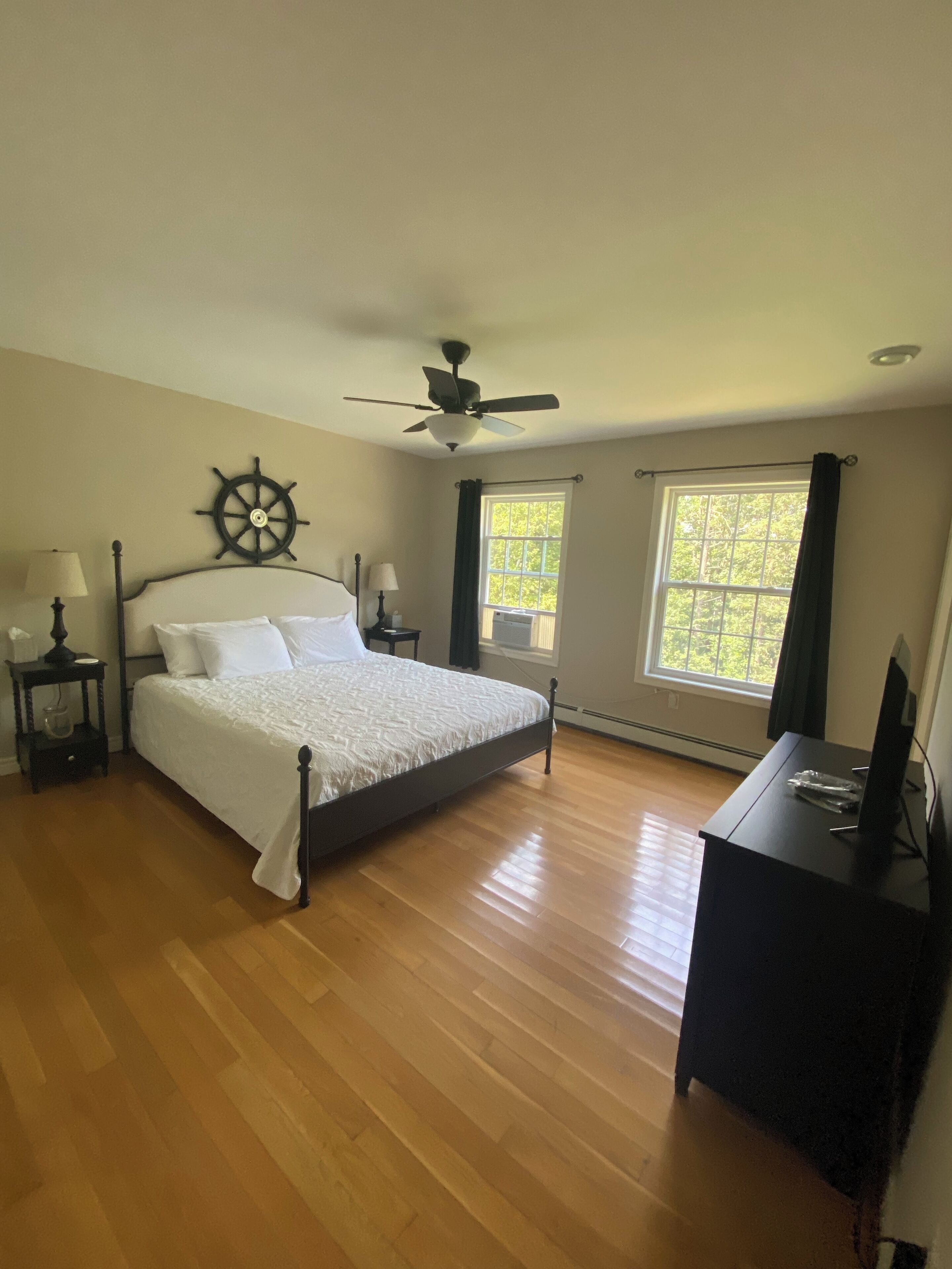 5 habitaciones, tabla de planchar con plancha y cuna de viaje 