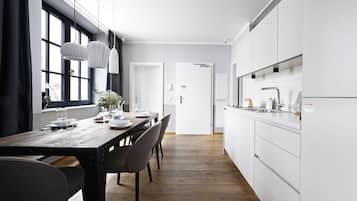 Extra Large 3 Bedroom Apartment | Vardagsrum | 43-tums platt-tv med satellitkanaler och tv