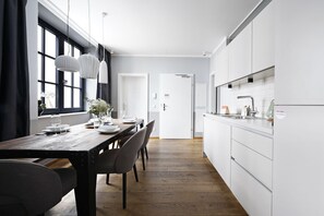 Extra Large 3 Bedroom Apartment | Area soggiorno | TV a schermo piatto 43 pollici con canali satellitari, TV