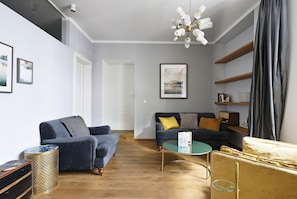 Extra Large 3 Bedroom Apartment | Living area | 43-inch flat-screen TV with satellite channels, TV - Numa Salzburg Nora (Salzburg)