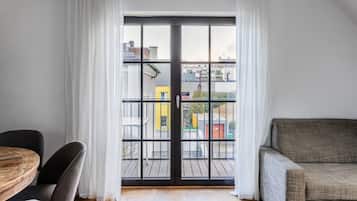 2 Bedroom Apartment, Balcony, Sofa Bed | Opholdsområde | 43-tommers fladskærms-tv med satellitkanaler, tv