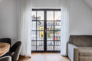 2 Bedroom Apartment, Balcony, Sofa Bed | Area soggiorno | TV a schermo piatto 43 pollici con canali satellitari, TV