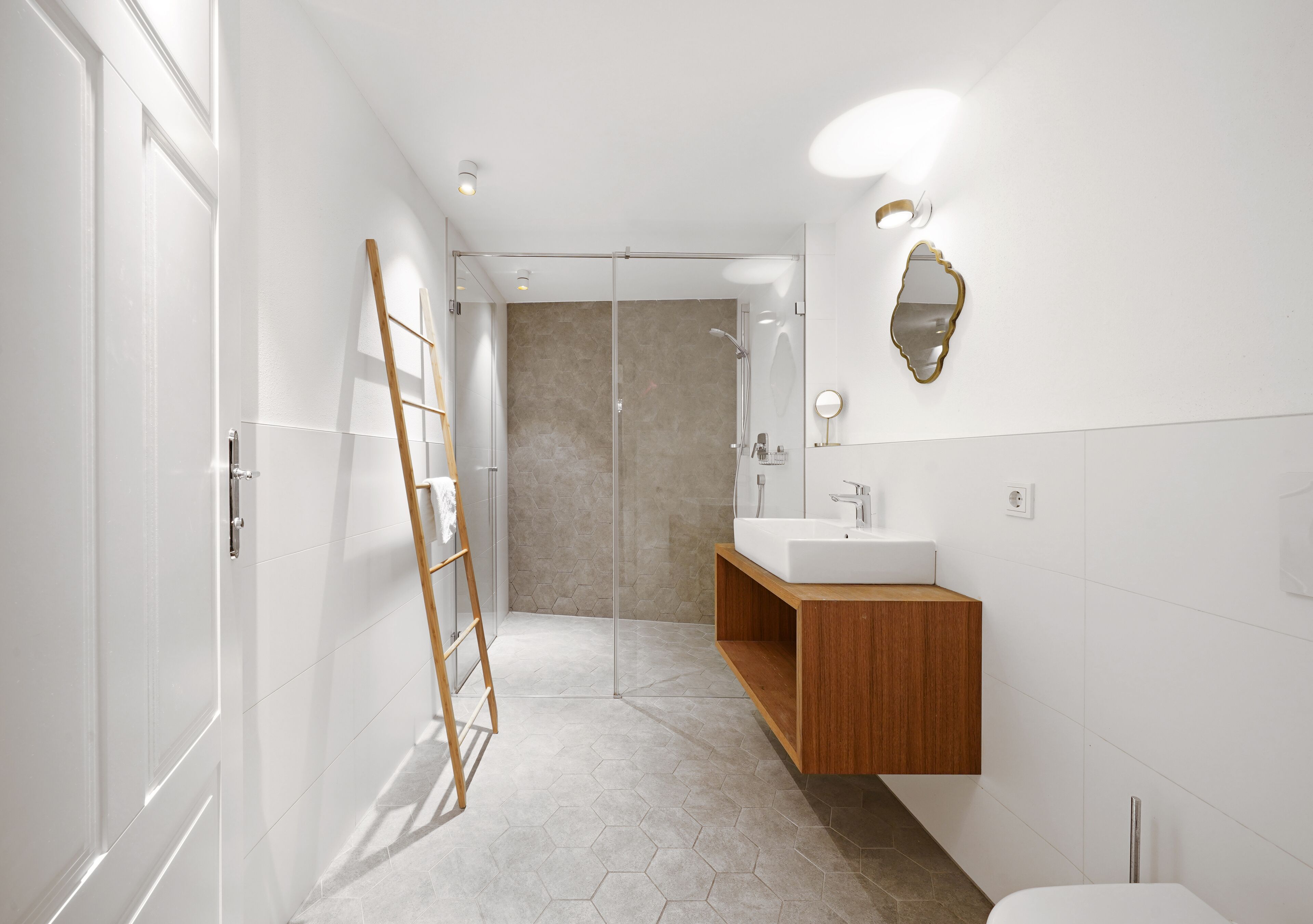 Extra Large 3 Bedroom Apartment | Bathroom | Shower, eco-friendly toiletries, towels, soap