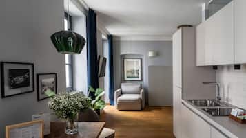 Large Studio, Kitchen, Balcony, Sofa Bed | 起居区 | 43-英寸纯平电视 (配备卫星频道)、电视