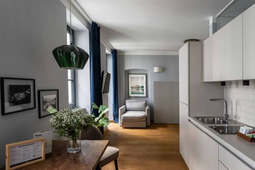 Large Studio, Kitchen, Balcony, Sofa Bed | Aire de séjour | Téléviseur à écran plat de 43 po avec télévision par satellite