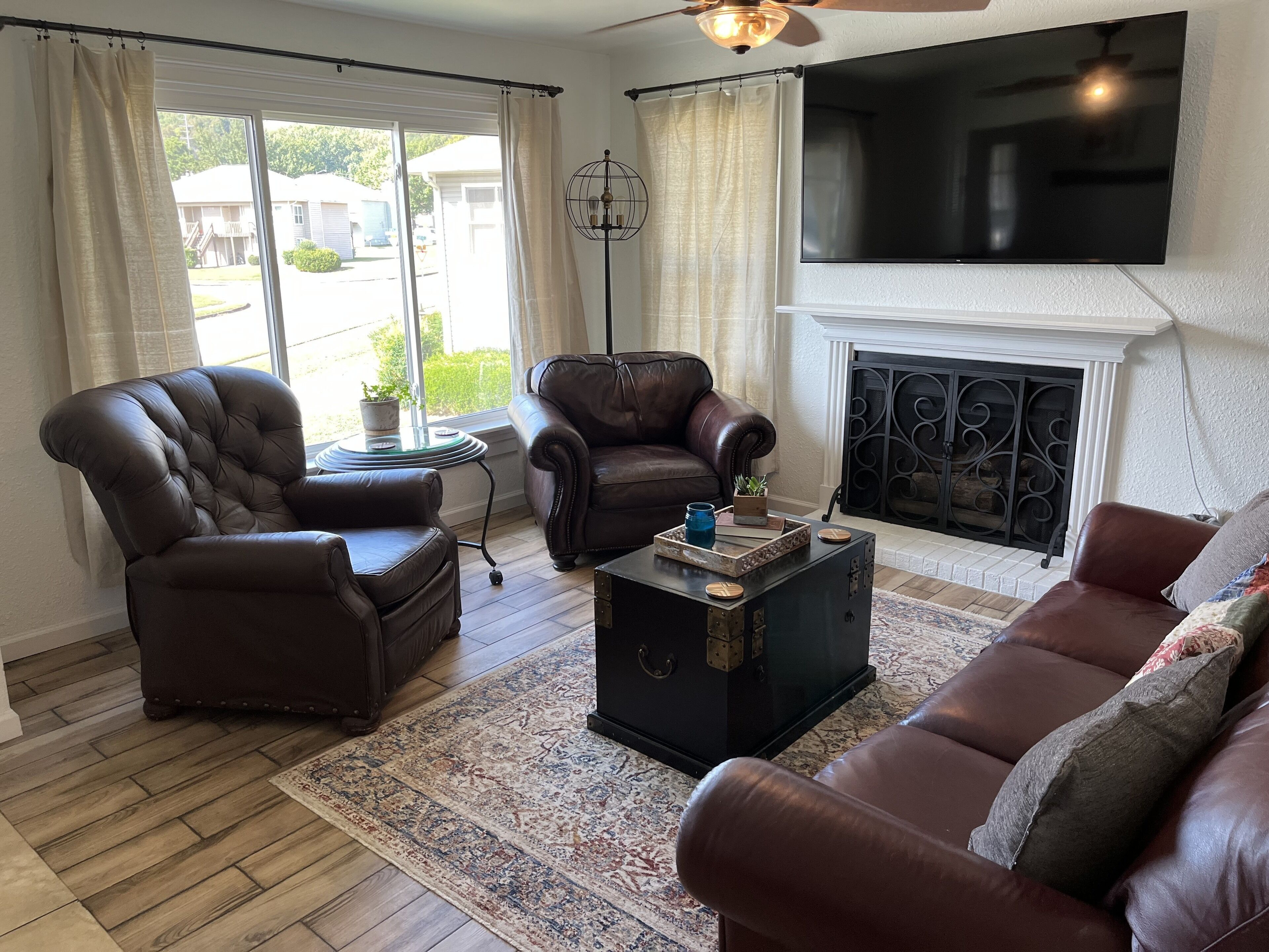 Smart TV, chimenea, libros, biblioteca de música