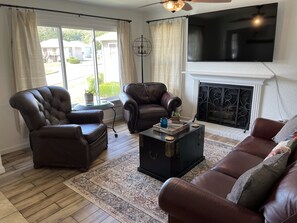 Smart TV, chimenea, libros y biblioteca musical 