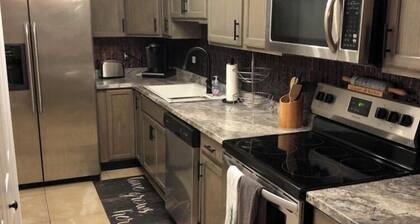 No chores! / 6 guests /⬆️stairs /🦮🐈/WI-FI/alt pay for long stays