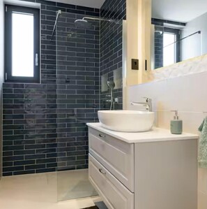 Dusche, Haartrockner, Handtücher, Seife