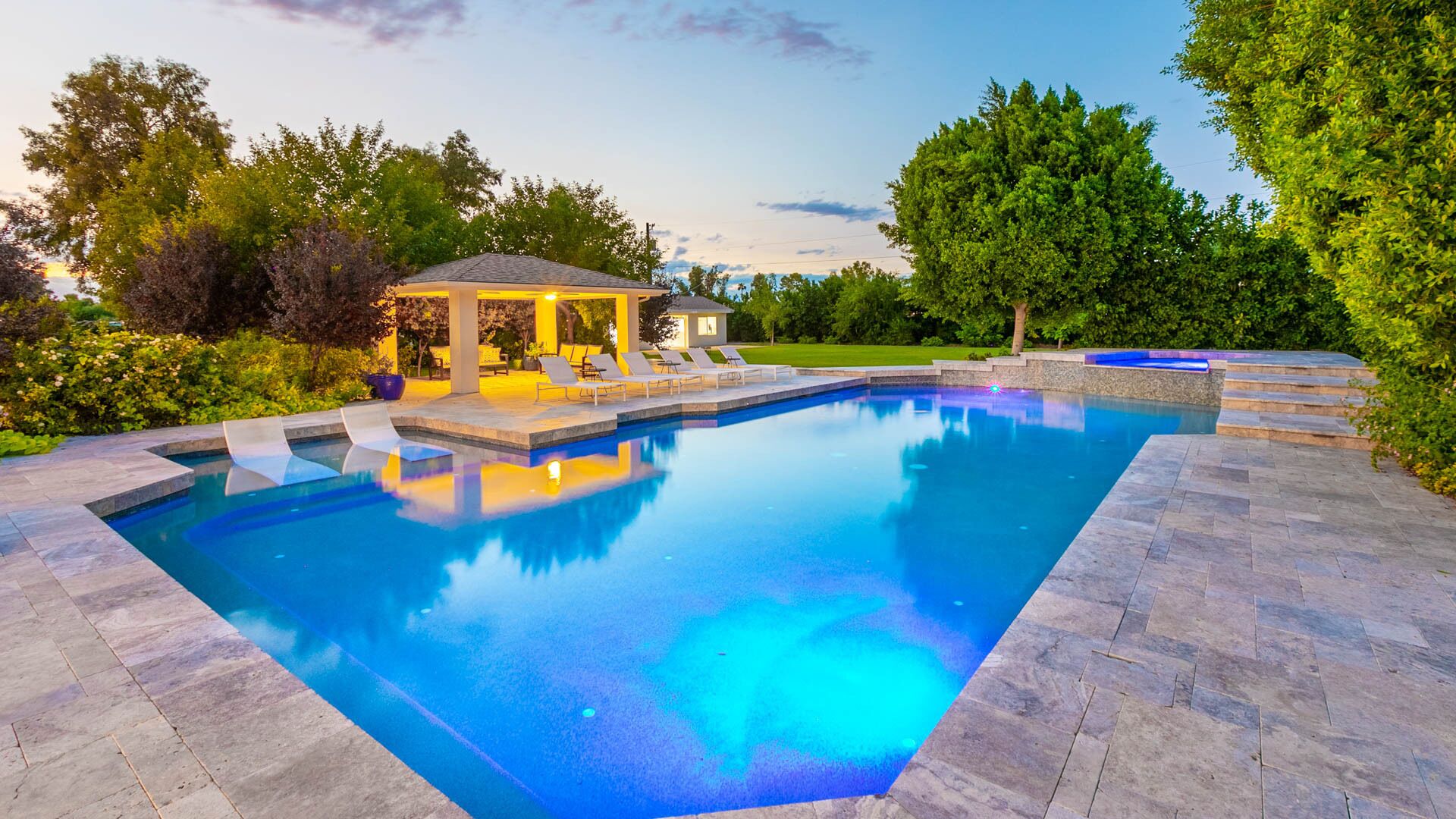 Phoenician Villa - Lush Backyard, Spacious Pool/Spa, Soccer & Firepit!
