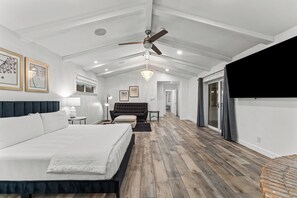 7 habitaciones, escritorio y tabla de planchar con plancha