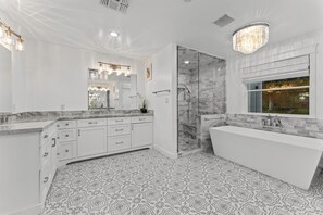Badewanne, Haartrockner, Handtücher, Seife