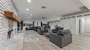 Smart TV, chimenea, futbolito y tenis de mesa 