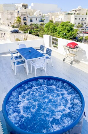 Outdoor dining - 3 levels modern house with jacuzzi spa (Is-Swieqi)
