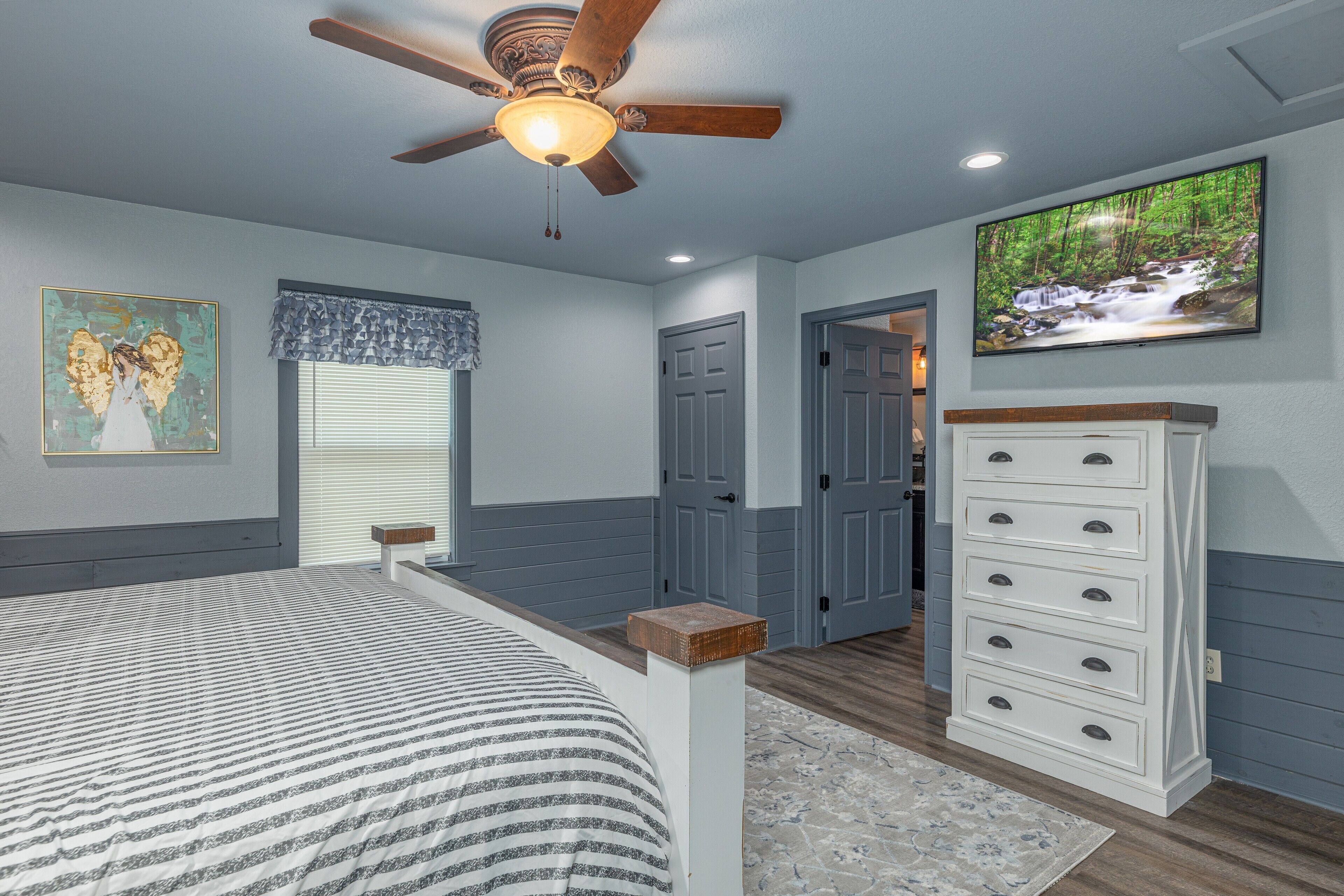 Cabin, 1 King Bed with Sofa bed, Hot Tub | 1 bedroom, individually decorated, individually furnished, free WiFi