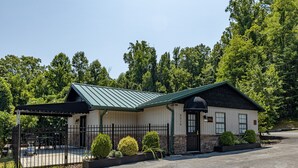 Il s’agit d’un petit bâtiment d’un seul étage, doté d’un toit végétalisé et d’une clôture en métal noir. Il possède un petit porche avec un espace salon abrité et le numéro « 2216 » est inscrit sur la porte.