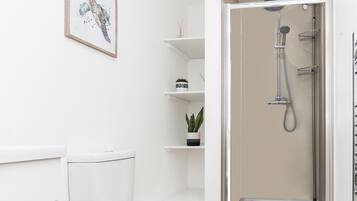 Apartment, Private Bathroom | Bathroom | Free toiletries, towels, soap
